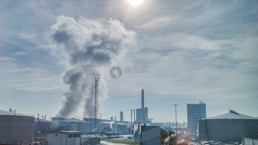 大型电厂或工上空大气废物排放强劲的工业风景其背是明亮宿醉的阴云明媚天空发电厂的面积与大气工业排放废物的面积相距最茂密坚固图片
