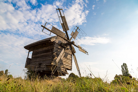 传统的乌拉尼风车位于皮罗戈建筑博物馆在美丽的夏日农业高清图片素材