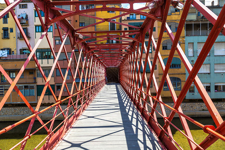 红铁桥在吉罗纳的埃菲尔桥在一个美丽的夏日加泰罗尼亚西班牙背景图片