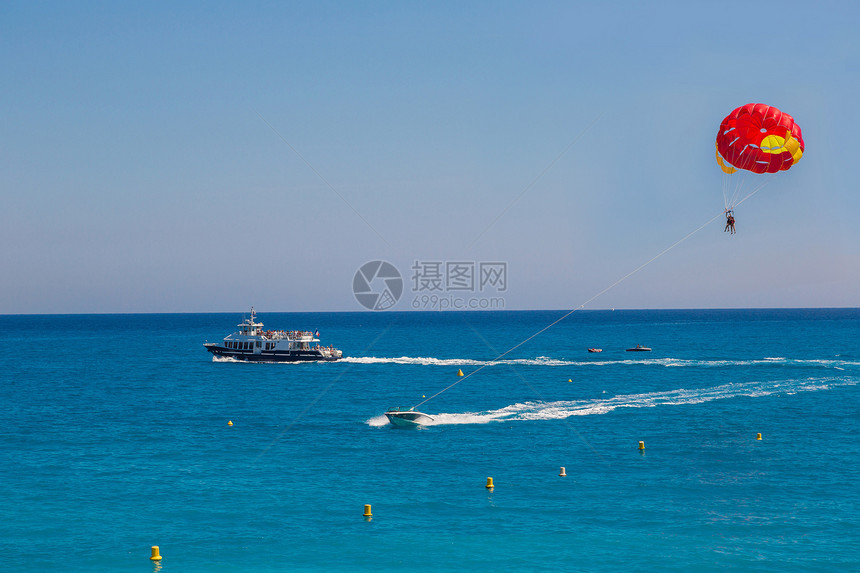 在美丽的夏日里和一艘船在海边和一艘好船起在美丽的夏日里图片