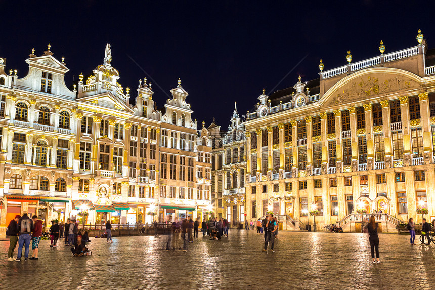 美丽的夏日夜晚比利时布鲁塞尔的大广场图片