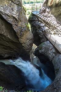 在瑞士的山里有特隆梅巴赫瀑布高清图片