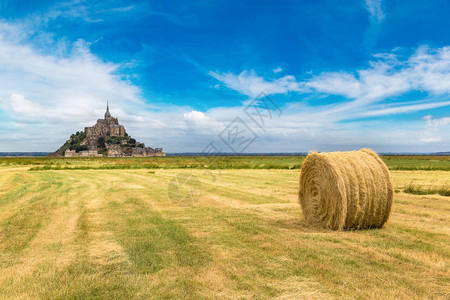 押题密卷蒙圣密歇尔修道院在美丽的夏日法兰西背景