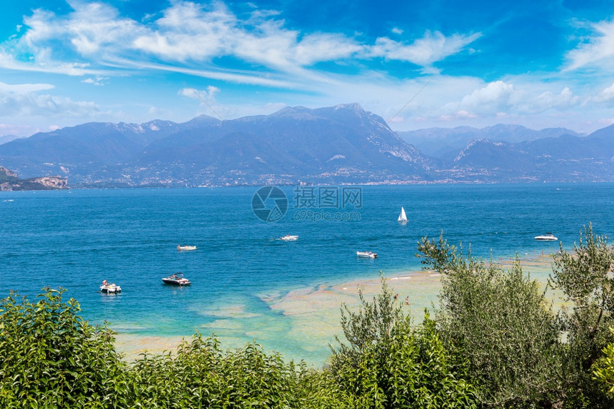 在一个美丽的夏日中意大利在加达湖上图片