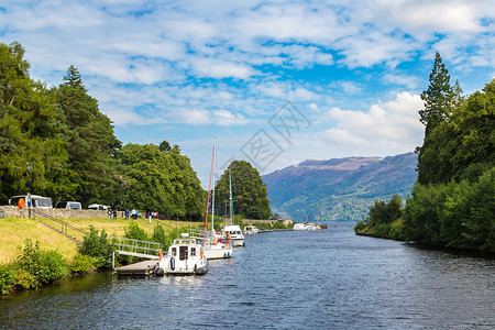 融图在一个美丽的夏日联合王国在苏格兰的福特奥古斯图和湖融背景