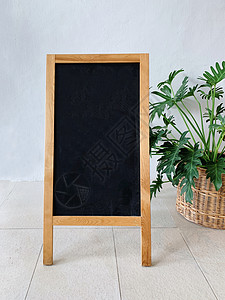 餐饮或咖啡厅菜单空白黑板有装饰的绿色植物锅图片