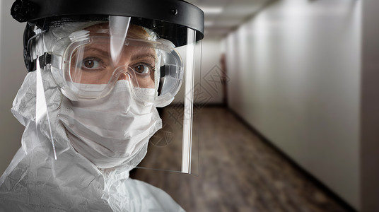 防护盾图片女医生或护士在院走廊戴面罩和防护装置背景