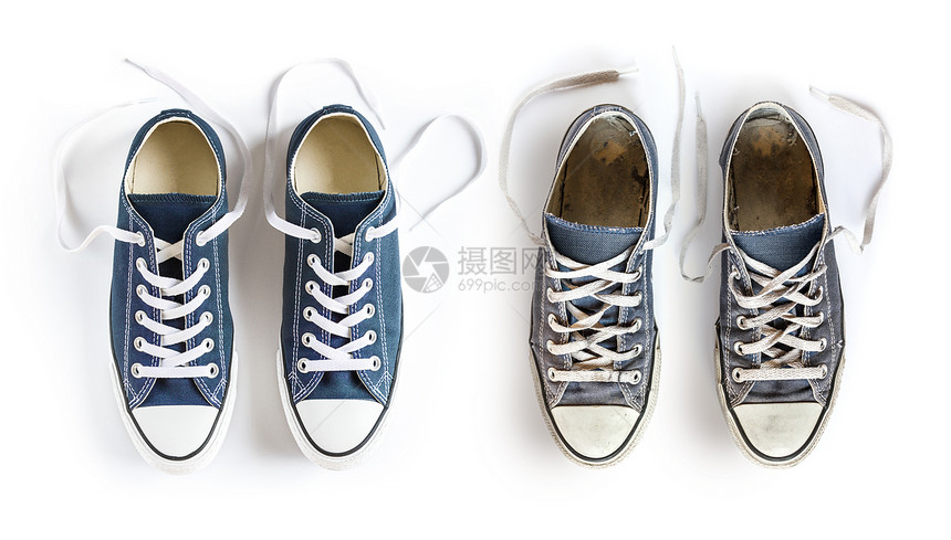 白色背景上隔离的新和旧蓝色通用运动鞋白色背景上隔离的新和旧蓝色运动鞋图片