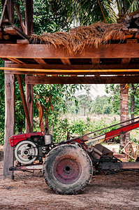 小型农业拖拉机或轮式犁地位于有泥土的亚裔当地农户家中图片