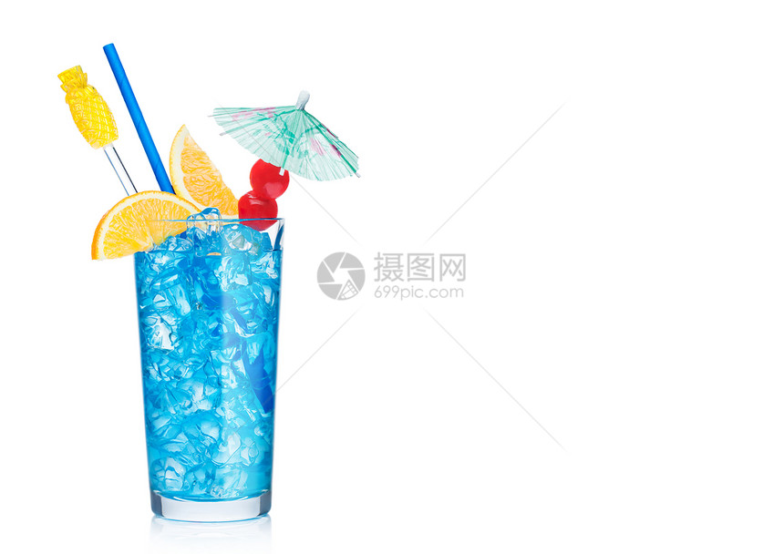 蓝色环礁湖夏季清新鸡尾酒高球玻璃包括稻草丝地和橙片白底的甜樱桃和雨伞伏特加蓝curao液化混合图片