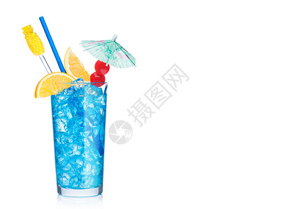 冰丝凉席蓝色环礁湖夏季清新鸡尾酒高球玻璃包括稻草丝地和橙片白底的甜樱桃和雨伞伏特加蓝curao液化混合背景