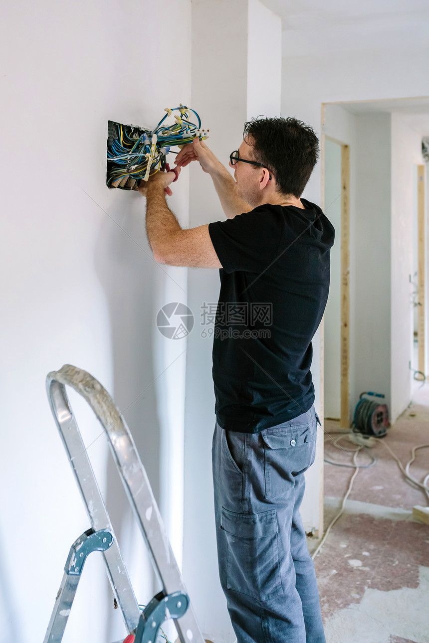 从事房屋电气安装工作的男电图片