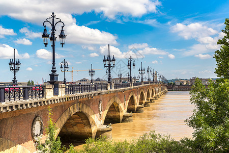 法国皮埃尔桥在美丽的夏日里在波尔多的古老石桥法兰西背景