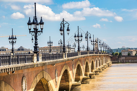 法国皮埃尔桥在美丽的夏日里在波尔多的古老石桥法兰西背景