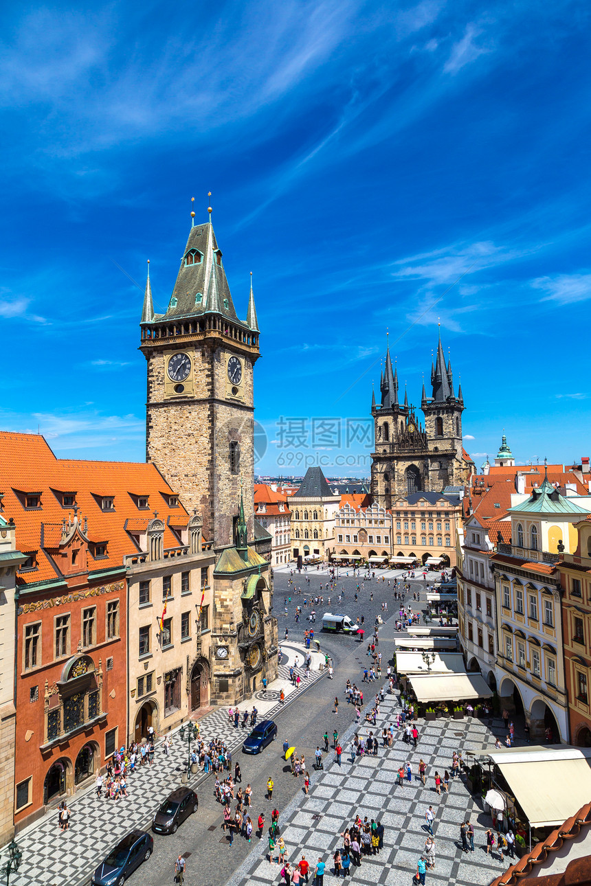古城广场和时钟塔的空中景象图片