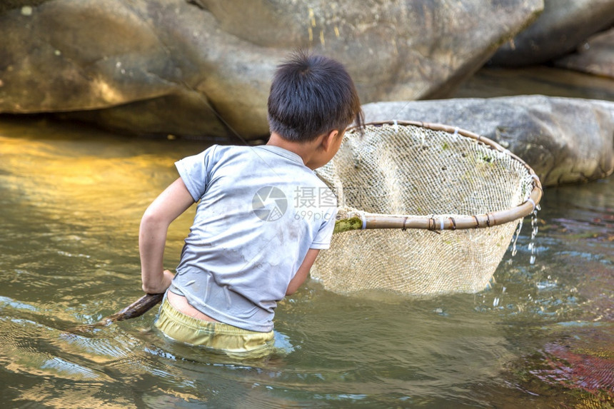 在河边钓鱼的男孩在夏日萨帕laocivetnam图片