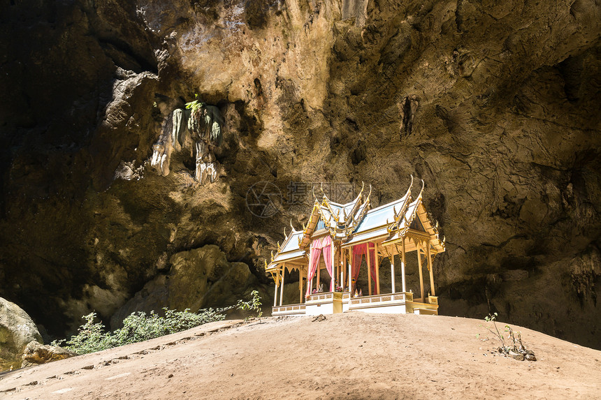 夏日在泰国的普拉亚纳科恩山洞穴公园的皇馆图片