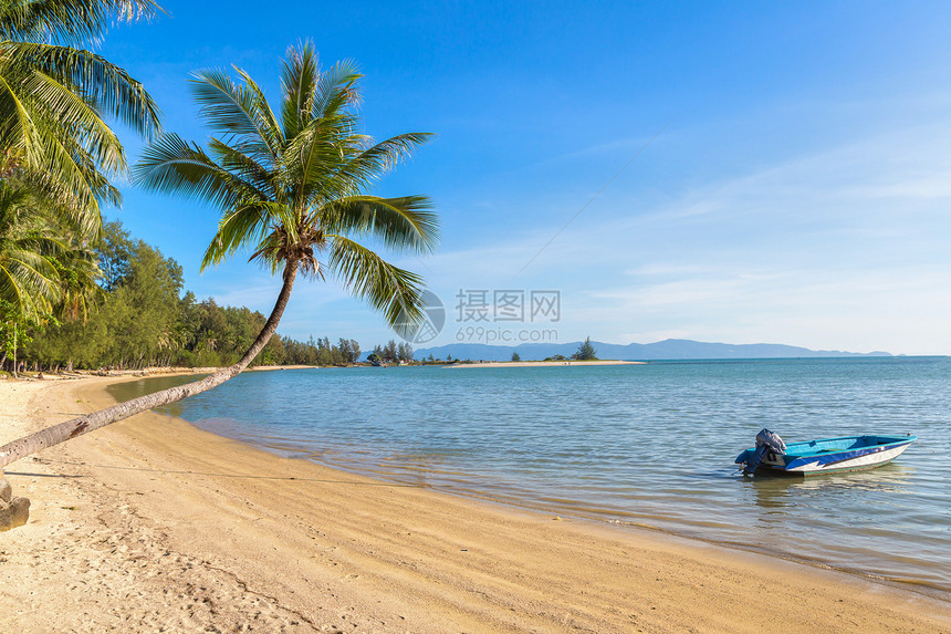 在泰国的一个夏日里海滩上的kohphangan岛图片