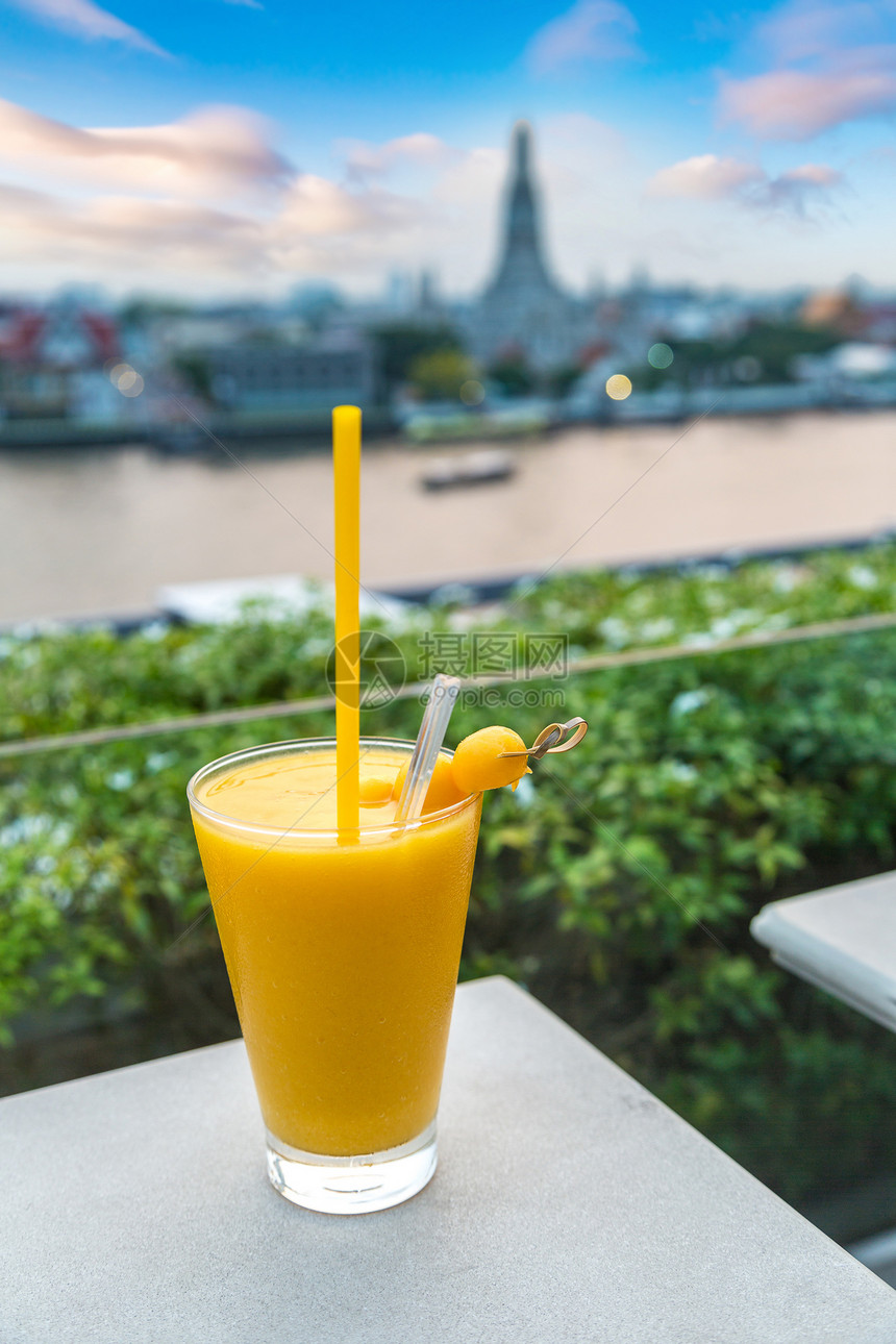 在bangkothailnd的美丽日落时watrun寺庙的新鲜芒果汁和全景空中观察图片