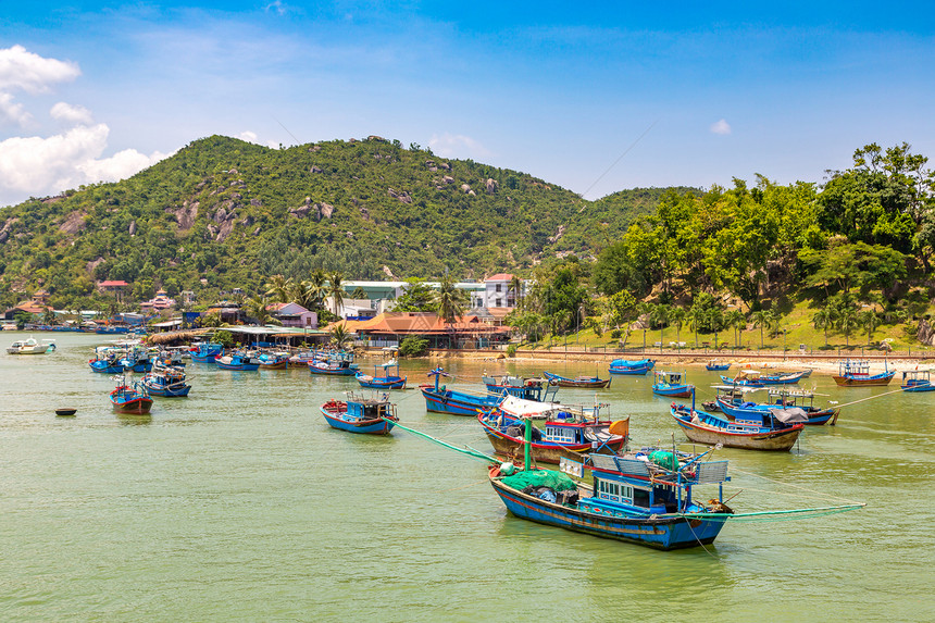夏日与渔船在北长河的Nhatrng图片