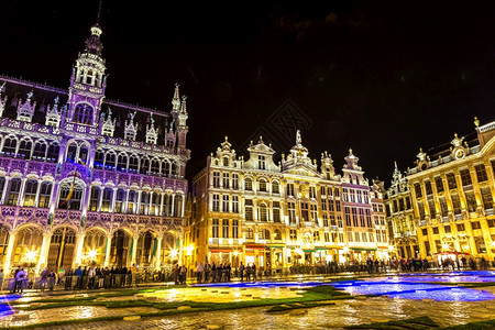 比利时布鲁塞尔夜晚的大广场高清图片