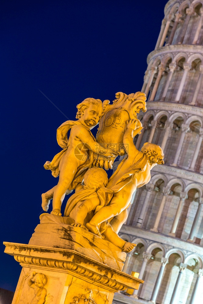 在比萨的倾斜塔与天使的雕像在意大利的夏天傍晚图片