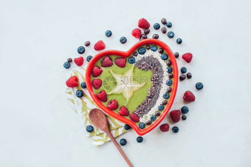 食物和营养概念横向喷发麻袋填满富含蛋白质的干果和豆类杏仁胡桃葡萄干粉色种子图片