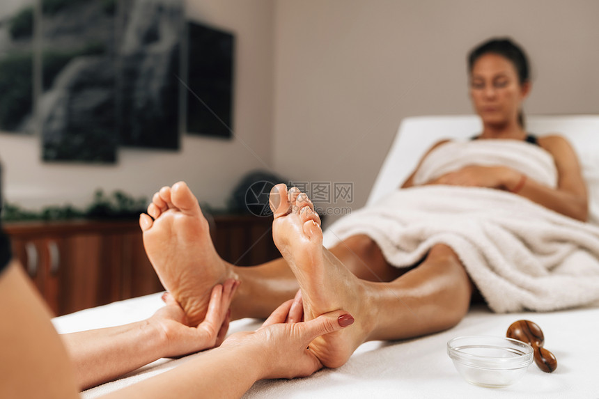 妇女在健康中心享受脚按摩治疗在健康中心享受脚按摩治疗图片