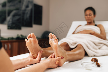 妇女在健康中心享受脚按摩治疗在健康中心享受脚按摩治疗图片