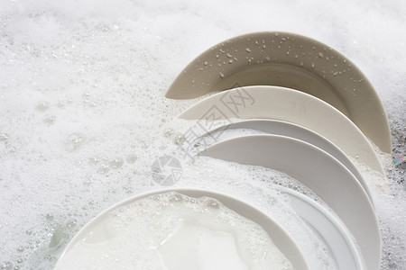 洗碗水槽洗碗脏盘子和厨房水槽中浸泡的杯子背景