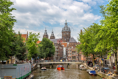 夏日在阿姆斯特丹的运河和圣尼科拉教堂内地图片