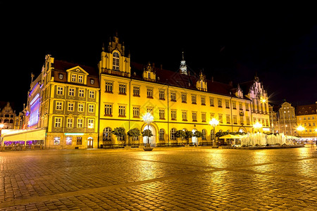 城市中心与场广夏季晚上在Poland的wrocla图片