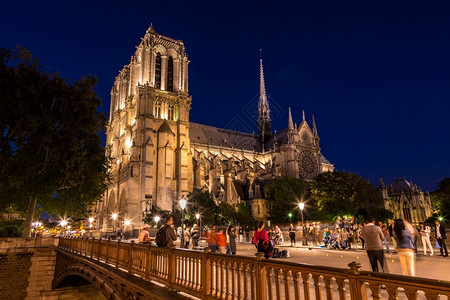 夜间教堂女神是巴黎最受访的地方之一背景图片