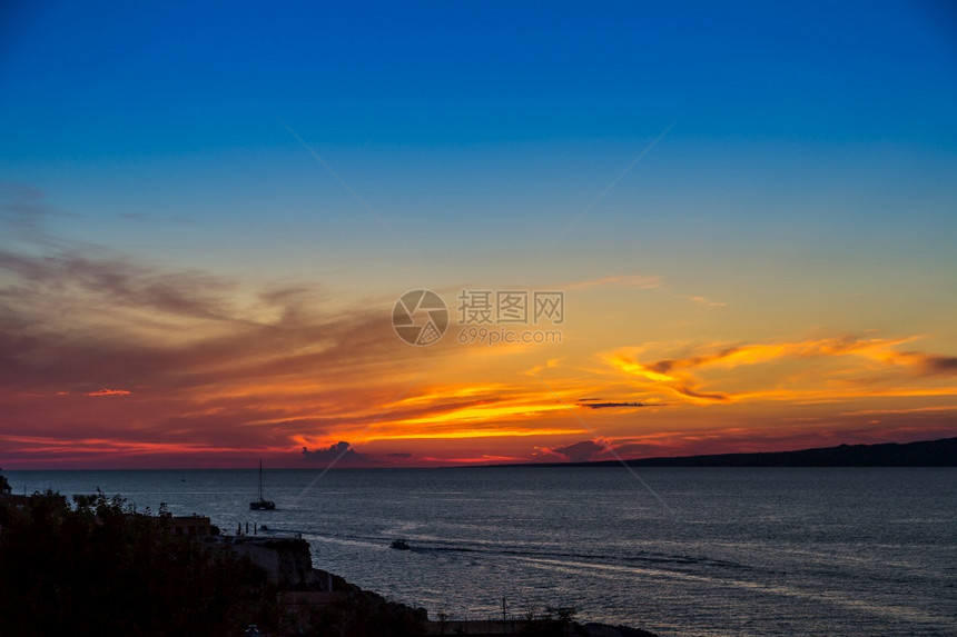 海面上美丽日落的景色图片