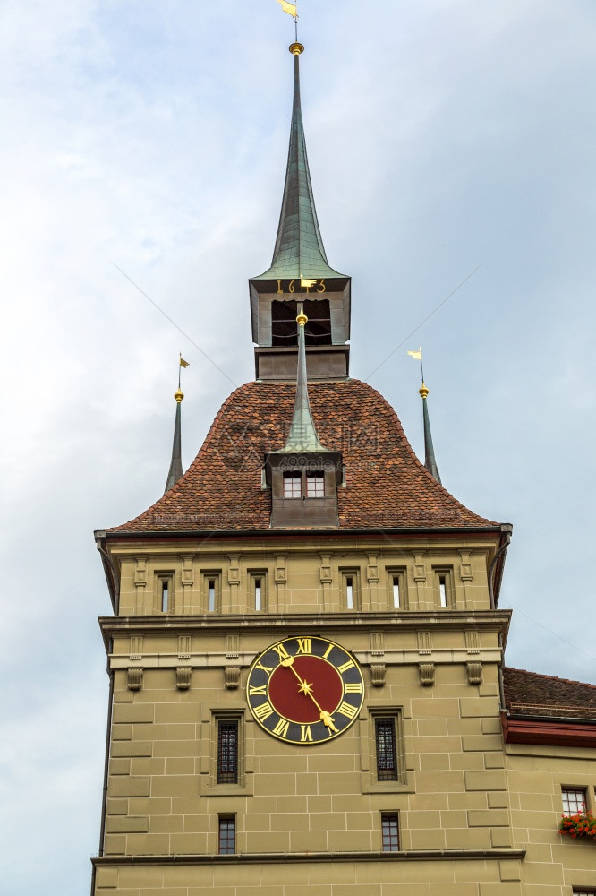 钟楼在伯恩是瑞士的夏日图片