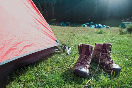 旅游者在山上徒步旅行帐篷和靴子图片