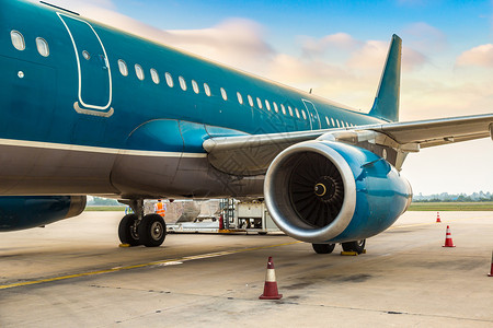 蓝色客机在机场检修图片