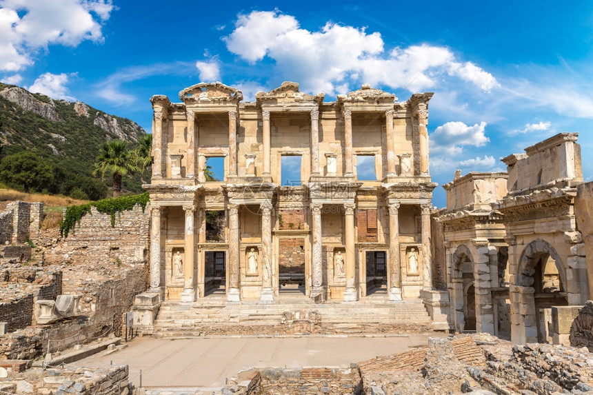 古城埃菲修斯的塞西利乌图书馆的废墟在一个美丽的夏日火鸡图片