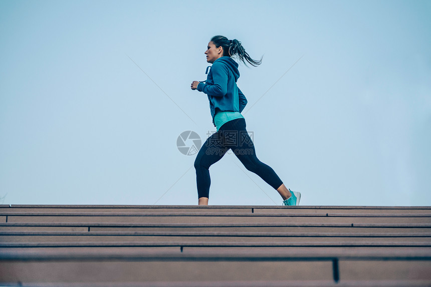 妇女户外慢跑图片