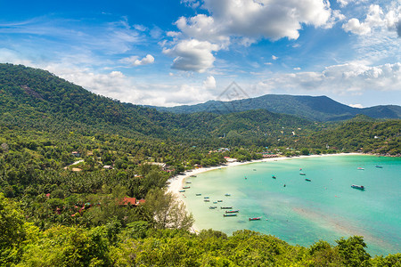 热带岛山夏日在泰国港邦岛Kohpan岛的泛光海滩全景背景