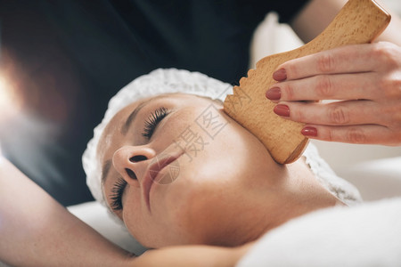 在美容按摩中心进行皮肤护理治疗图片
