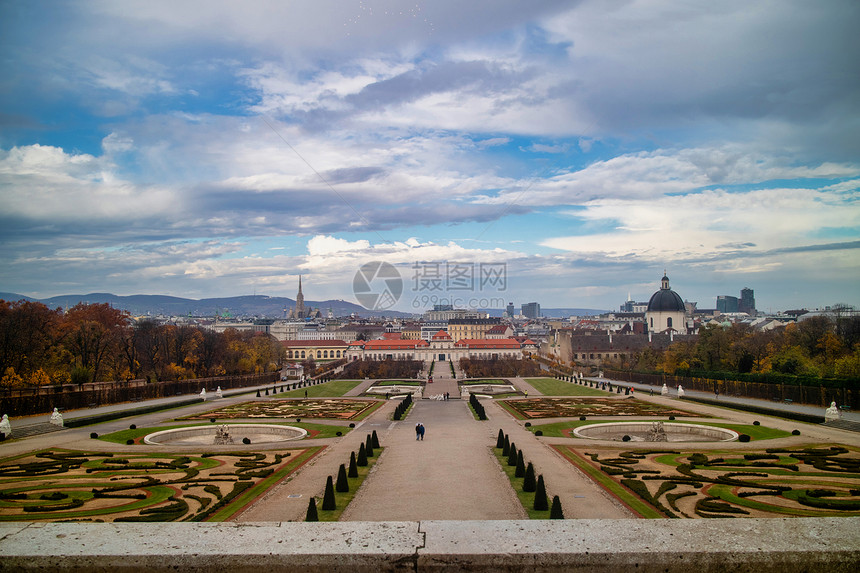 令人惊异的景色目是在vena定期植树和种花在秋天阴云的空背景下austri园林美化的景色以及vena定期植树和种花图片