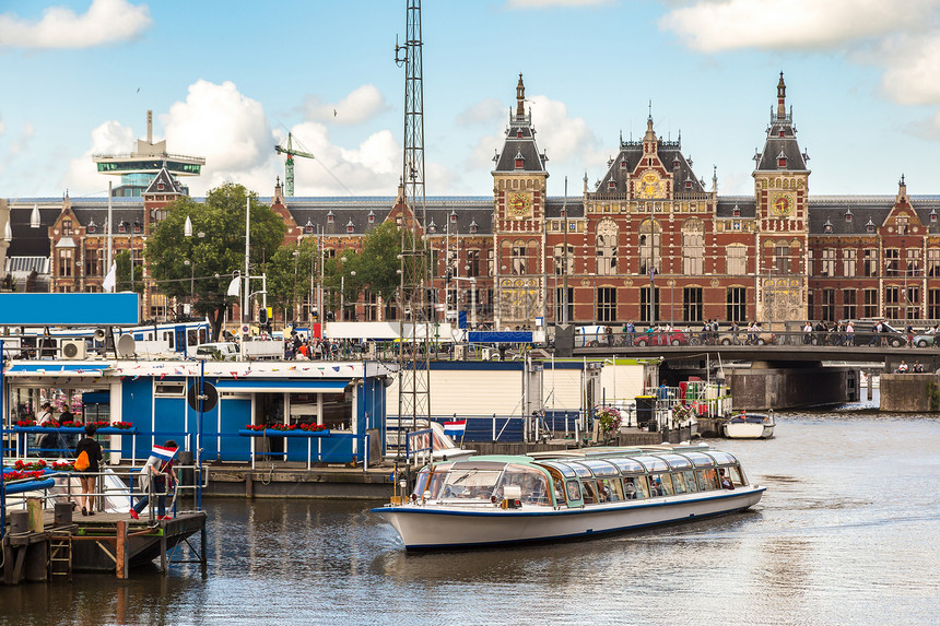 在美丽的夏日阿姆斯特丹建造中央火车站图片