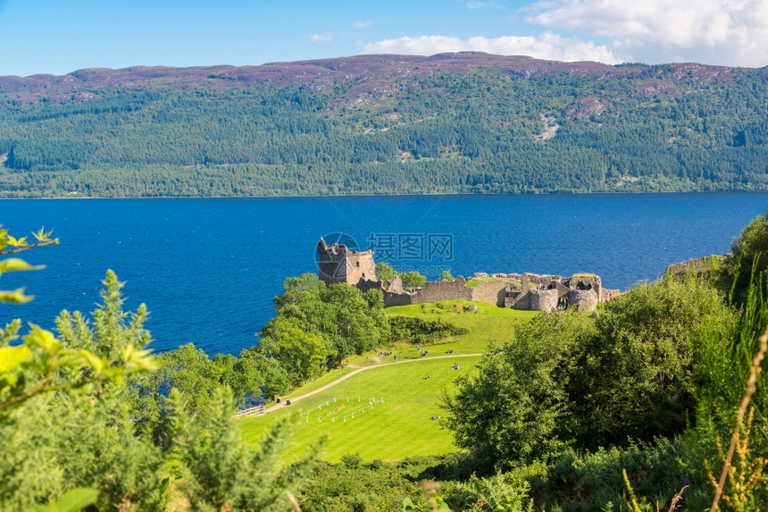 在美丽的夏日联合王国苏格兰的湖沿的古堡城图片