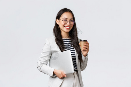 商业金融与就女成功创者概念职自信的亚洲人房地产经纪饮咖啡和携带笔记本电脑前往下一个客户的途中商业前往下一个客户的途中背景图片