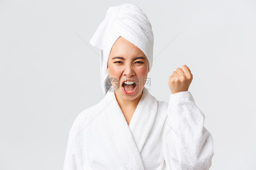 穿着浴巾和袍握拳骂人威胁白背景个护理妇女美容洗澡和淋浴概念穿着巾和袍握拳白人背景个护理洗澡和淋浴概念图片