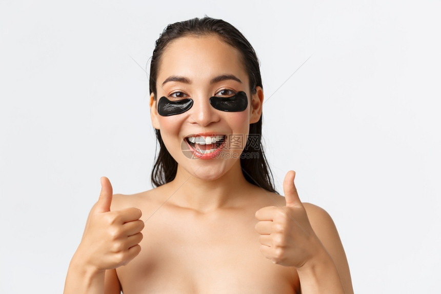 皮肤护理妇女美貌卫生和个人护理概念满足的有吸引力用眼罩处理袋露出拇指赤身满足的显示拇指满足的图片
