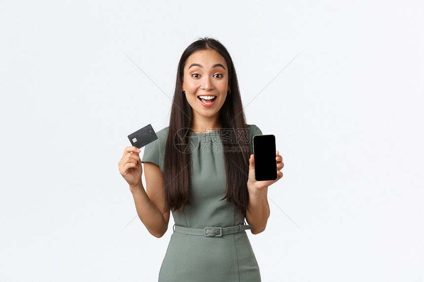 小企业所有者女家概念企业家概念兴奋和惊讶的年女宣布银行展示信用卡和智能电话屏幕在线商店应用程序图片