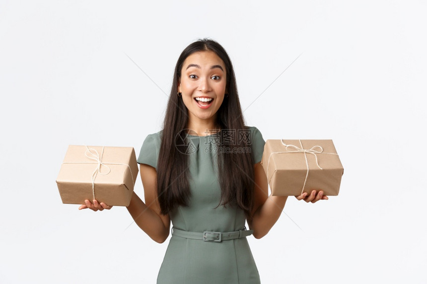 兴奋的企业家为客户包装裹兴奋的企业家为客户准备了两箱行李准备了运往其网上商店客户的物品电子商务概念热情的笑女业主为客户包装裹兴奋图片