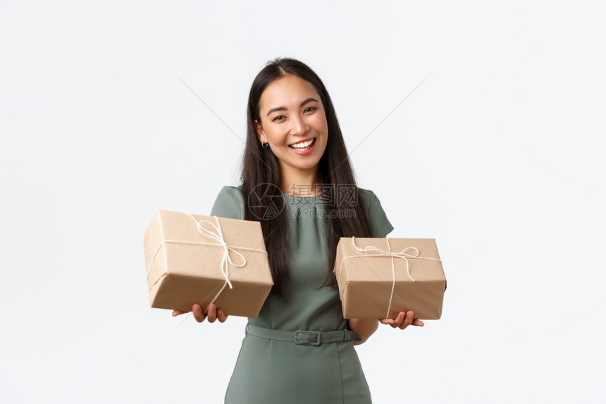 在家工作手制产品包装物品将裹箱准备好运往客户站着白色背景在家工作准备装运给客户站着白色背景图片
